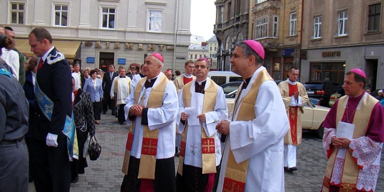 Prof. Osadczy broniony przez abp. Mokrzyckiego. „Upomina się o prawdę”