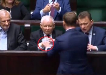 Nitras rzucił Kaczyńskiemu dziecięce buciki. Awantura w Sejmie [WIDEO]