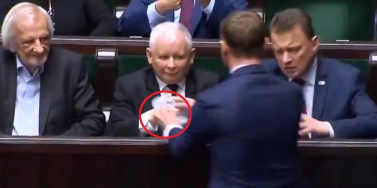 Nitras rzucił Kaczyńskiemu dziecięce buciki. Awantura w Sejmie [WIDEO]
