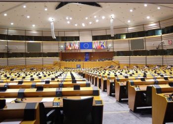 Nowy sondaż. PiS i KE idą „łeb w łeb”