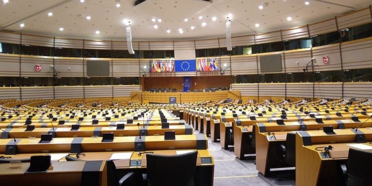 Nowy sondaż. PiS i KE idą „łeb w łeb”