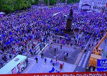 Pasek TVP Info o marszu KE wzbudził kontrowersje. Uderzyli w Tuska