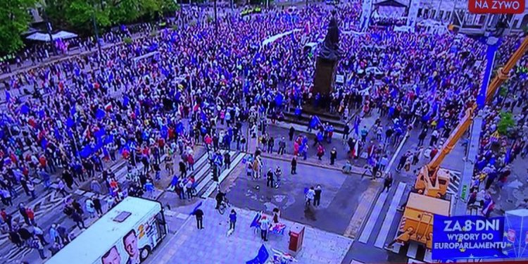 Pasek TVP Info o marszu KE wzbudził kontrowersje. Uderzyli w Tuska