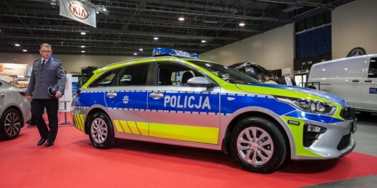 Polska policja testuje nowe barwy. Jak wyglądają radiowozy? [FOTO]