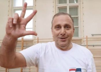 Schetyna pokazał, jak rzuca za trzy. Zaskakujący spot lidera PO
