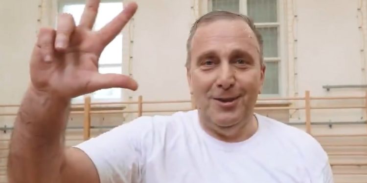 Schetyna pokazał, jak rzuca za trzy. Zaskakujący spot lidera PO