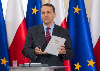 Sikorski komentuje ustawę 447. „Rząd nie miał jaj, żeby ich usadzić”
