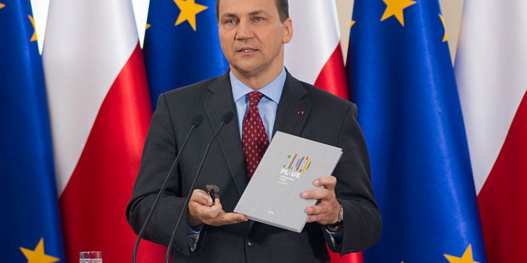 Sikorski komentuje ustawę 447. „Rząd nie miał jaj, żeby ich usadzić”