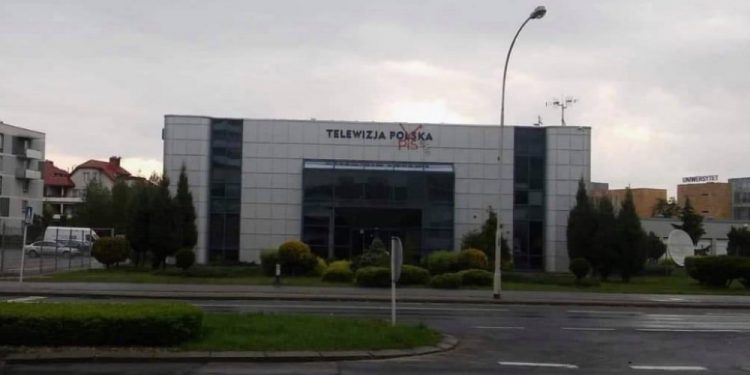 Zdewastowano budynek TVP w Rzeszowie. „Telewizja Polin”