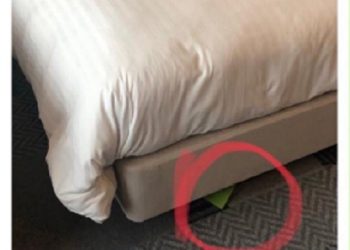 W hotelu zauważył kartkę pod łóżkiem. Treść go zaskoczyła