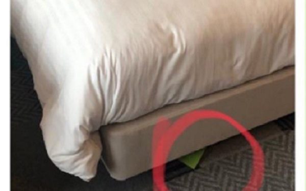 W hotelu zauważył kartkę pod łóżkiem. Treść go zaskoczyła