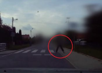 Nastolatka wpatrzona w ekran smartfona wpadła pod samochód [WIDEO]