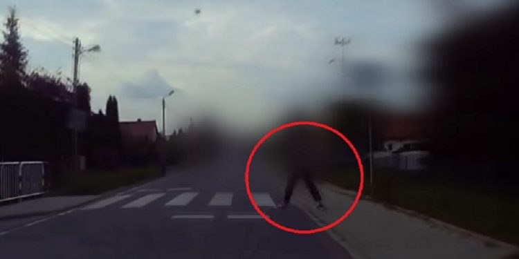 Nastolatka wpatrzona w ekran smartfona wpadła pod samochód [WIDEO]