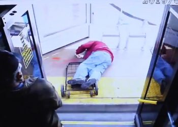 Wypchnęła z autobusu staruszka. Zmarł