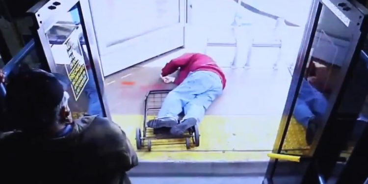 Wypchnęła z autobusu staruszka. Zmarł