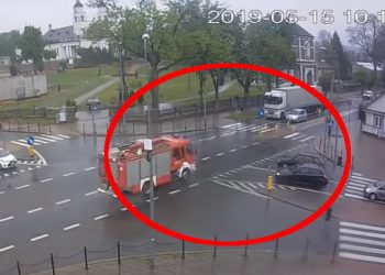 Wóz strażacki wjechał w dom. Jest nagranie