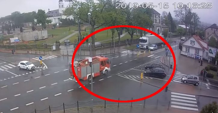 Wóz strażacki wjechał w dom. Jest nagranie