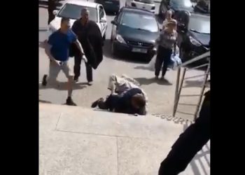 Zaatakował policjanta nożem. Do sieci trafiło nagranie [WIDEO]