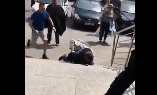 Zaatakował policjanta nożem. Do sieci trafiło nagranie [WIDEO]