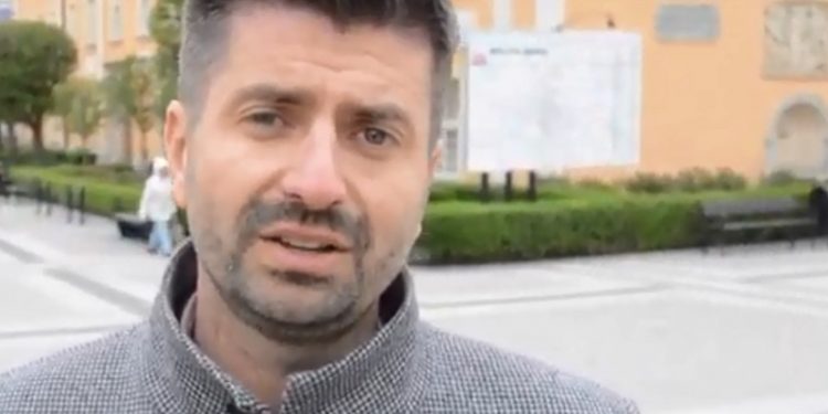 Krzysztof Śmiszek wyśmiał Kaczyńskiego. Powiesił na lodówce jego zdjęcie