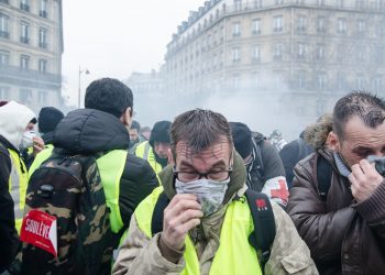 Protesty we Francji. Policjant usiłował „podrzucić” broń uczestnikowi strajku [WIDEO]