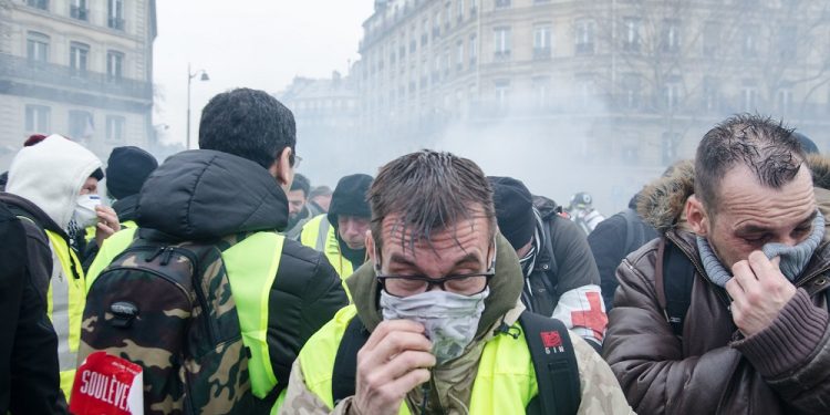 Protesty we Francji. Policjant usiłował „podrzucić” broń uczestnikowi strajku [WIDEO]