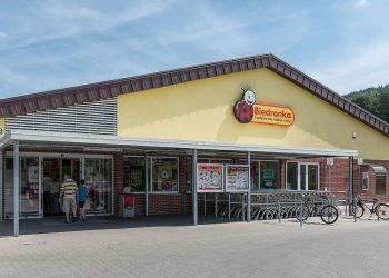 Biedronka uruchamia całodobowe sklepy i… Biedronkobus