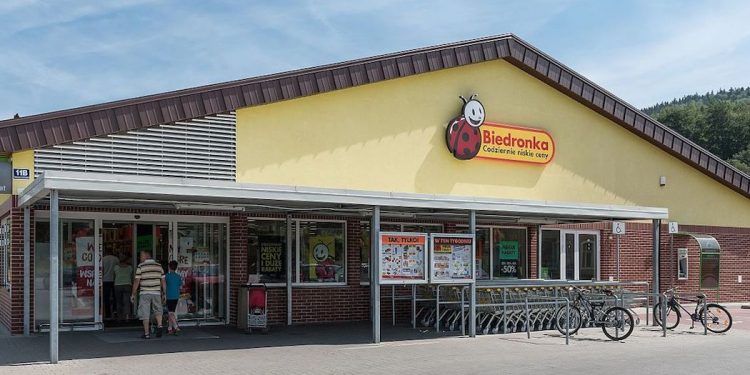 Biedronka uruchamia całodobowe sklepy i… Biedronkobus