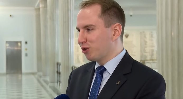 Andruszkiewicz przyłapany na drodze. Za to grozi mandat