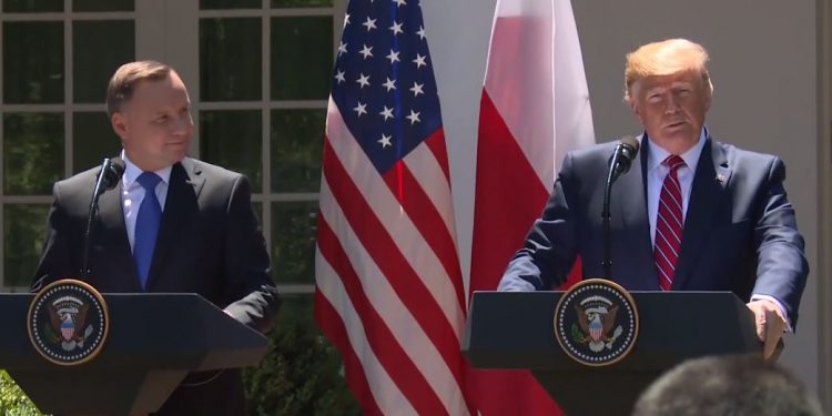 Andrzej Duda przywitany przed Białym Domem w niecodzienny sposób