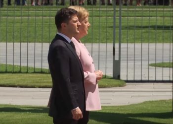 Angela Merkel dostała drgawek podczas spotkania z prezydentem Ukrainy