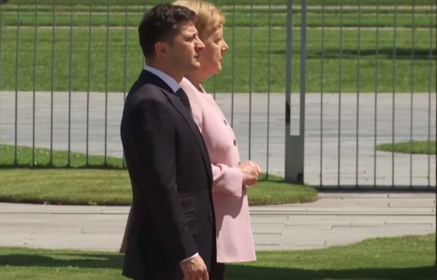 Angela Merkel dostała drgawek podczas spotkania z prezydentem Ukrainy