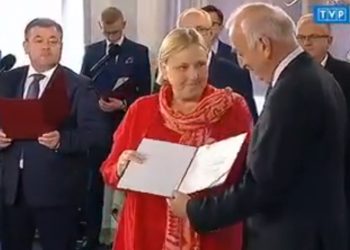 Polityk PO ostro o zachowaniu kolegów. Nie podali ręki Morawieckiemu