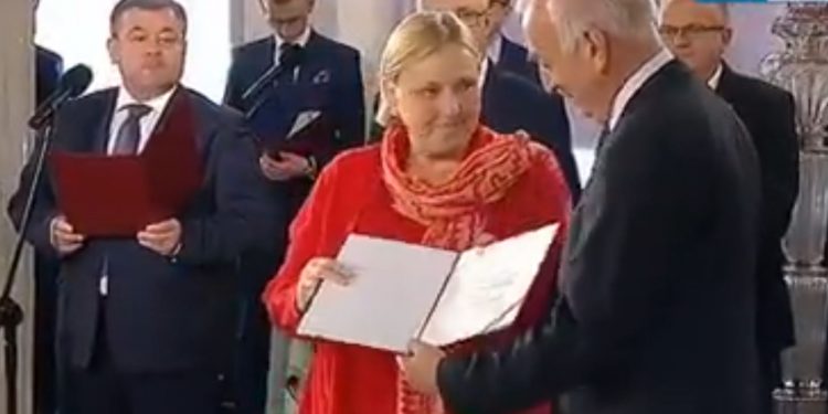 Polityk PO ostro o zachowaniu kolegów. Nie podali ręki Morawieckiemu