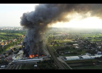 Ogromny pożar hali produkcyjnej w Gdańsku