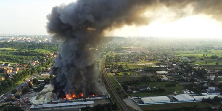 Ogromny pożar hali produkcyjnej w Gdańsku