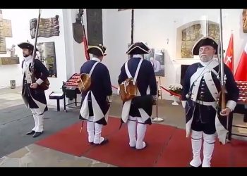 Warta honorowa przed grobem Pawła Adamowicza