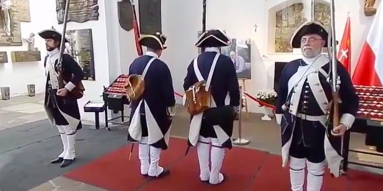 Warta honorowa przed grobem Pawła Adamowicza