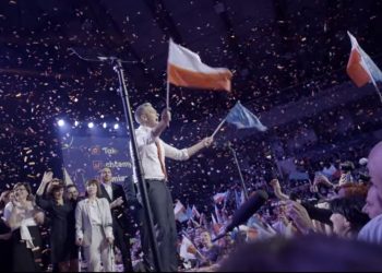 Krzysztof Śmiszek: pół samolotu krzyczało „Wiosna”