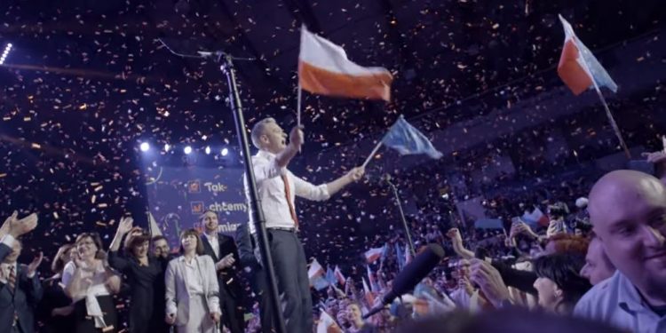 Krzysztof Śmiszek: pół samolotu krzyczało „Wiosna”