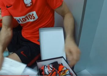 Robert Lewandowski dostał wspaniały prezent od kibica [WIDEO]