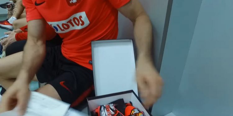 Robert Lewandowski dostał wspaniały prezent od kibica [WIDEO]