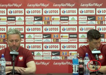 Robert Lewandowski na konferencji. Uwagę zwraca jego zegarek