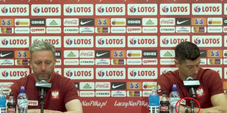 Robert Lewandowski na konferencji. Uwagę zwraca jego zegarek
