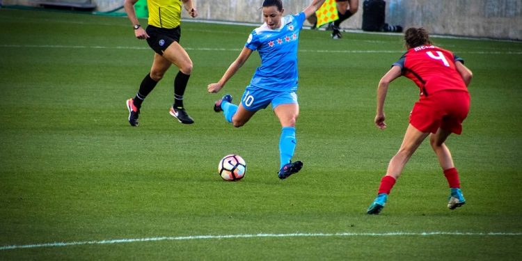 „Piłkarki zarabiają wielokrotnie mniej niż piłkarze”. Sylwia Spurek: Czas to zmienić