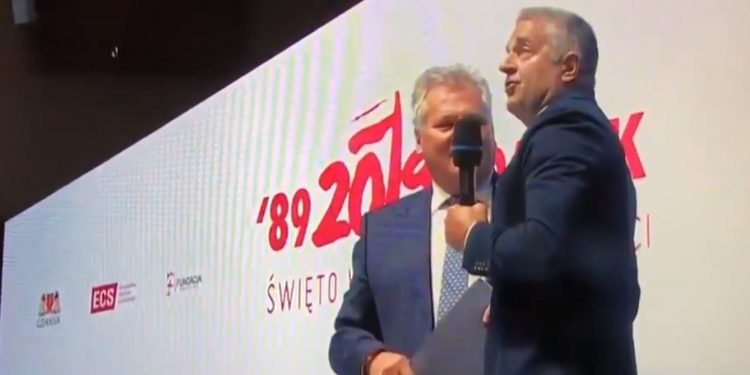 Władysław Frasyniuk z Kwaśniewskim na scenie. „We free people!”