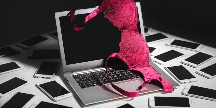 Nauczyciel nagrany podczas sytuacji intymnej w szkole