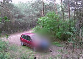 Sprawdzał kto zaśmieca jego działkę. Zaskakujące nagranie