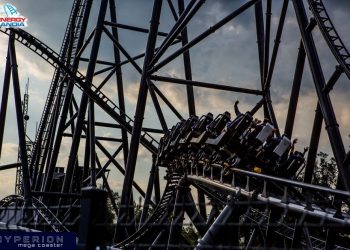 Energylandia: Wybuch paniki po uderzeniu pioruna. Są ranni