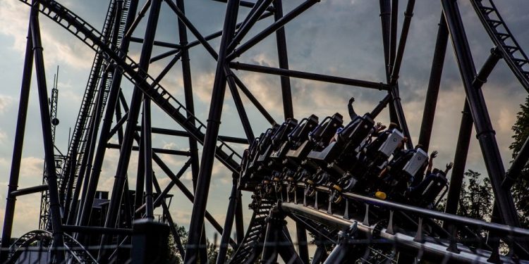 Energylandia: Wybuch paniki po uderzeniu pioruna. Są ranni